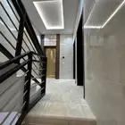 شقه 5غرف وصاله للبيع درج خاص وماسي مصعد سطح كمل فوق اشقه