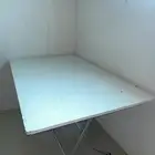 طاوله لون ابيض