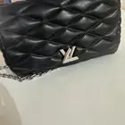 شنطه لويس فيتون اصليه فخمه القفل شعار الماركه لون اسود