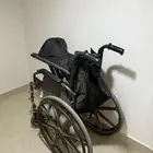 سرير طبي وكرسي متحرك