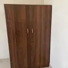 سرير خشب اصلي ثقيل مع دولابه نظيف جدا  استخدام خفيف