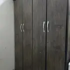 دولاب ملابس نظيف وجديد