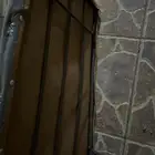 كرسيين فيها كسور بس امه يوقف وجلستين ارضيه وطاوله