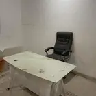 مكتب نظيف للبيع
