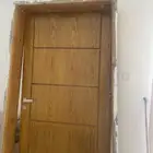 ابواب خشب اصلي مدهون مع الحلق ومغاسل عاديه