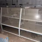 اثاث محل طاولات عرض زجاج ستاندات رفوف خشب ورفوف حديد