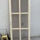 باب شبك ألمنيوم ومغسلة مجلى