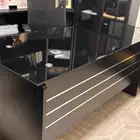 مكتب خشبي باللون الاسود بسطح زجاجي مع كرسي