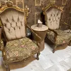كنب كلاسيك 3 كنبات كبيره و 4 كنبات صغيره و طاوله طقم