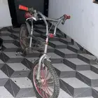 سيكل نضيف مافيه شي إلا الكفر الي قدام يبيله تبوب بس