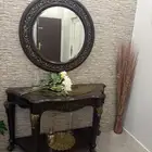 طاولة مع مرايه