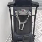 سير كهربائي نظيف شغال على الشرط