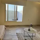استديو واسع مع جلسه جانبيه وسطح