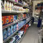 مواد نظافة وبلاستيك للبيع ورفوف وكمرات وجهاز كاشير ومكيف