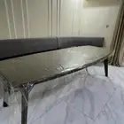 طاولة وكنبه