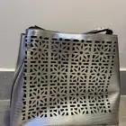 حقيبة من Iconic باستعمال نظيف شبه جديدة