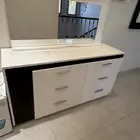 طاولة مع مرايا