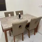 طاولة طعام باربع كراسي نظيفه حجر رخام