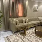 كنب جدا  نظيف مع الطاولات والستاير