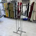 رفوف ملابس حديد ب اربع علاقات منها الصغيره والكبيره متواجده