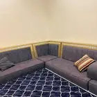 مجلس مع الفرشه وطاولة الطعام فيها كرسين خربانه وتتصلح