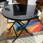 طاولة طعام دائرية مع كرسي