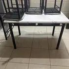 طاولة مع الكراسي للبيع