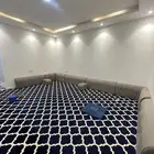 فرش فاخر ونضيف ومساند نضيفه مع 2 متاكي