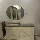 غرفة نوم مع دولاب ملابس نظيفه