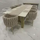 طاولة طعام مع كراسي وصندوق