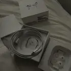 ايربودز الجيل الثاني اصلي مع شاحن جاي معها اصلي