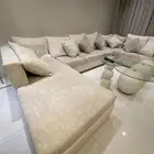 كنب وطاولة