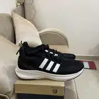 حذاء شبيه اديداس