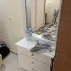 دولاب وتسريحه و مرتبة و فرشتين و شوي تحف