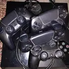 3 يدات PS5 و جهاز PS4