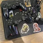 سوني 4 شغال مافيه شي السعر 400 مع يدتين