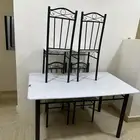 طاولة طعام مع اربع كراسي