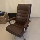 للبيع كرسي مكتبي مريح على وضعه الراهن