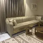 كنب نظيف مع الطاولات والستاير