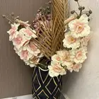 مزهريه مع الورد حجمها كبير تقريبا  50