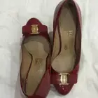 صندل فيرغامو أحمر ويدج اصلي من البوتيك في دبي