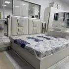 غررفة نوم ومستعمل دواليب في نضيف في سرير