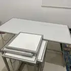 طاولة سيراميك نظيفه مع خدمه