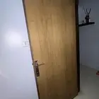 باب خشب متين نظيف للبيع