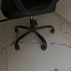 كرسي مكتب اسود مع مسند قدم الخرج