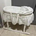 سرير مواليد هزاز يكفي لعمر ست شهور اللون سكري