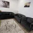 طقم كنب مع سجادة وطاولة وسط للبيع المستعجل بحالة ممتازة