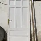 باب خشب نضيف وطاقه