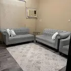 قطعتين كنب مع جلسة منفرده وزولية للبيع