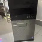 كمبيوتر مكتبي مع شاشة
